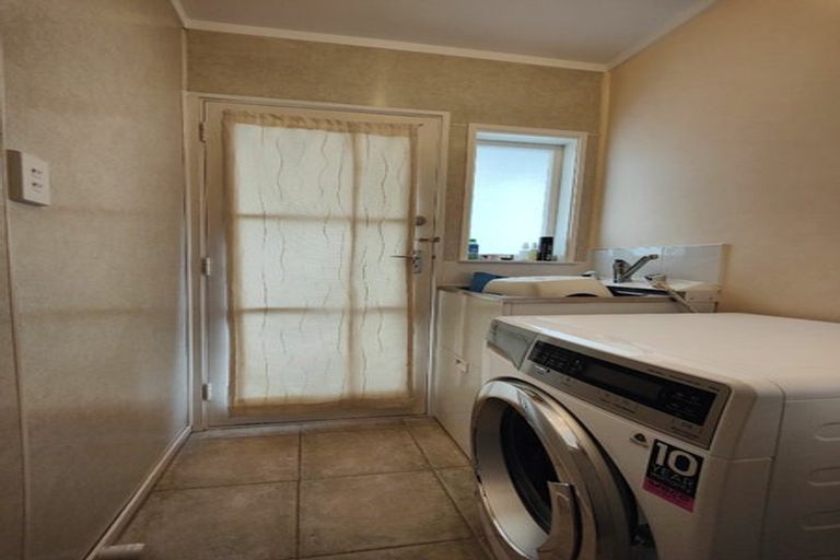 Photo of property in 1/12 Booker Place, Weymouth, Auckland, 2103