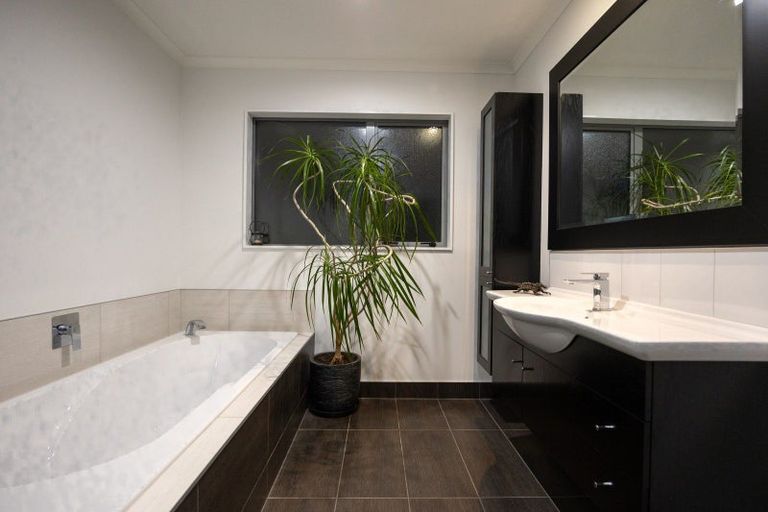 Photo of property in 3 Riverstone Grove, Hokowhitu, Palmerston North, 4410