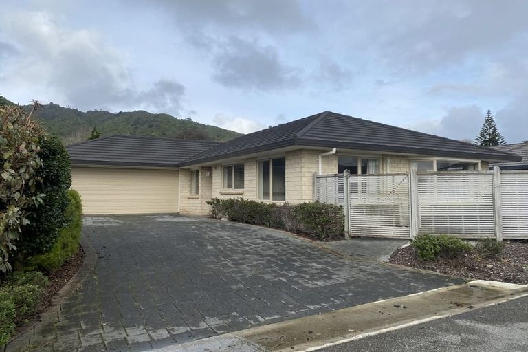 Photo of property in 11 Balmerino Grove, Waikanae, 5036