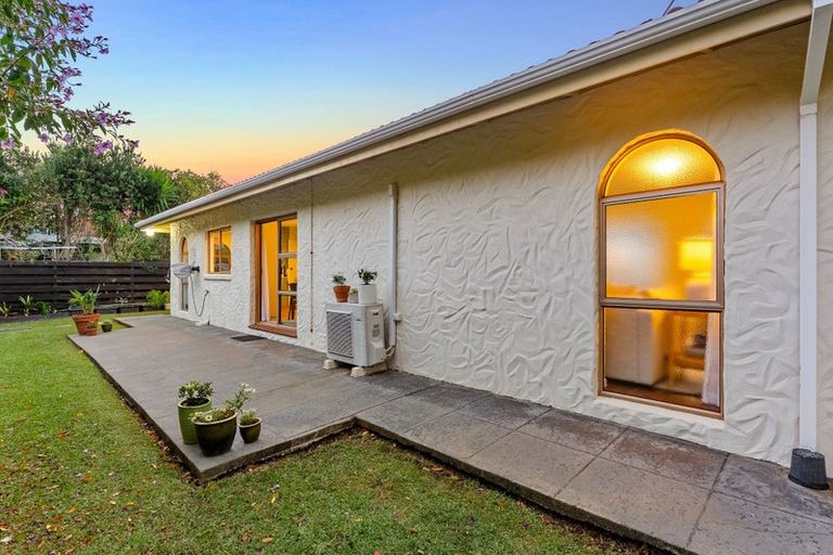 Photo of property in 84 Chelsea View Drive, Chatswood, Auckland, 0626