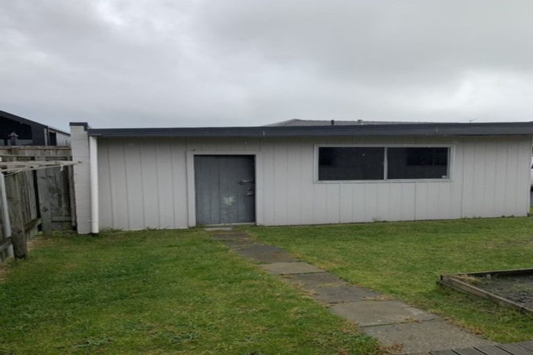 Photo of property in 16 Eruini Street, Waikanae Beach, Waikanae, 5036
