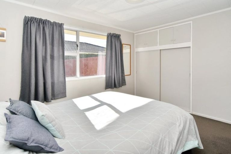 Photo of property in 2/10 Salford Avenue, Redwood, Christchurch, 8051