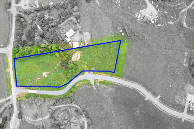 Photo of property in 13 Robertson Close, Manakau, 5583