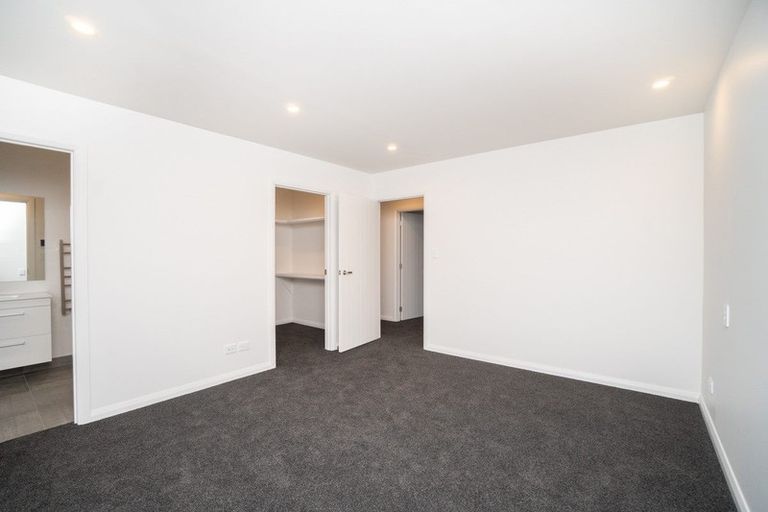 Photo of property in 77 Johnstone Drive, Fitzherbert, Palmerston North, 4410