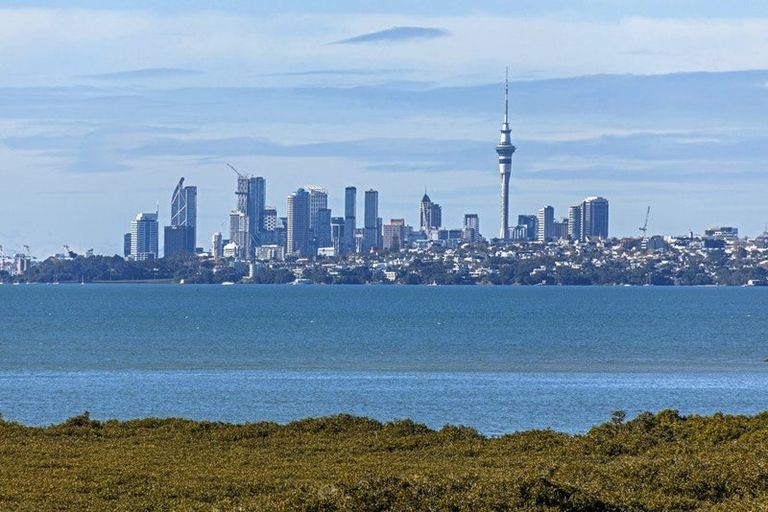 Photo of property in 33a Dawnhaven Drive, Te Atatu Peninsula, Auckland, 0610