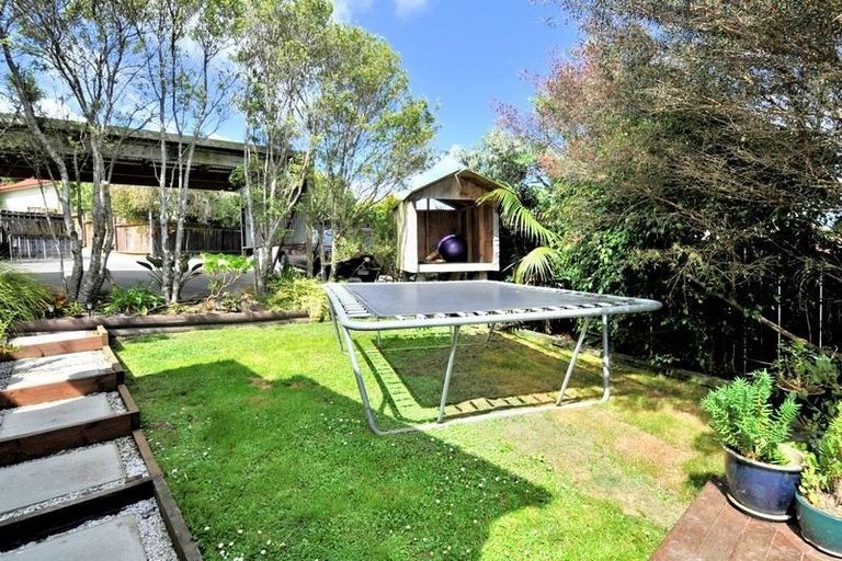 Photo of property in 20 Santiago Crescent, Unsworth Heights, Auckland, 0632