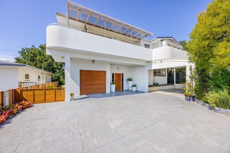 Photo of property in 17 Roslyn Road, Bluff Hill, Napier, 4110