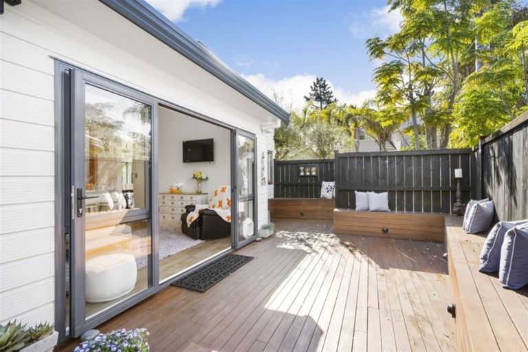 Photo of property in 2/8 Phillip Parade, Forrest Hill, Auckland, 0620