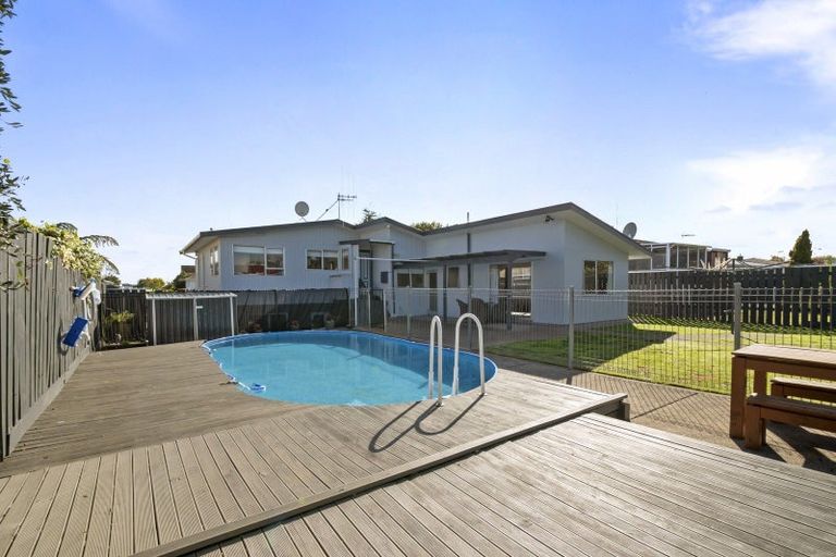 Photo of property in 2 Palliser Place, Milson, Palmerston North, 4414
