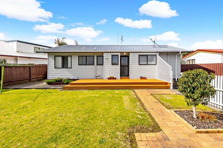 Photo of property in 28 Seaward Place, Wattle Downs, Auckland, 2103