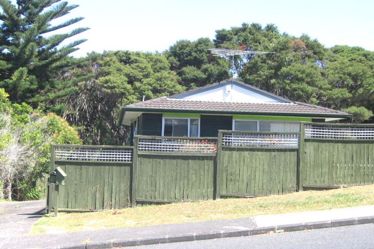 Photo of property in 45 Easton Park Parade, Glenfield, Auckland, 0629