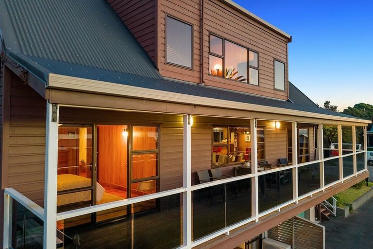 Photo of property in 11 Waiheke Street, Waikanae Beach, Waikanae, 5036