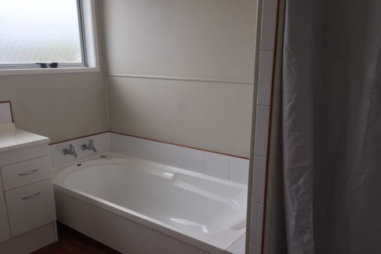 Photo of property in 28 Waimumu Road, Massey, Auckland, 0614