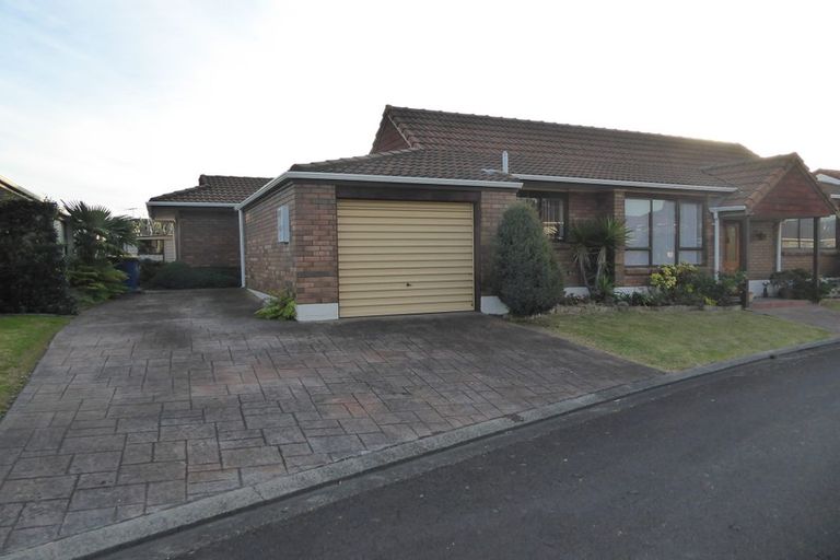 Photo of property in 15 Bosnyak Drive, Te Atatu South, Auckland, 0610