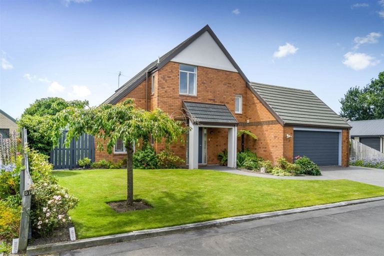 Photo of property in 33 Acorn Close, Waltham, Christchurch, 8023