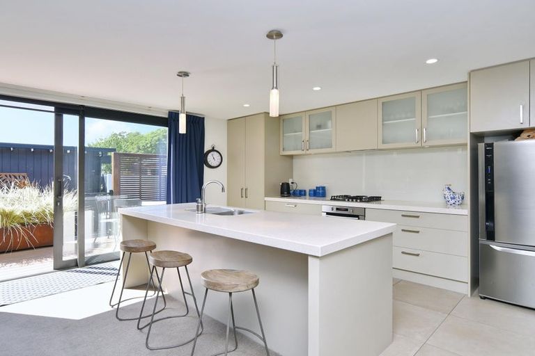 Photo of property in 102 Hills Road, Edgeware, Christchurch, 8013