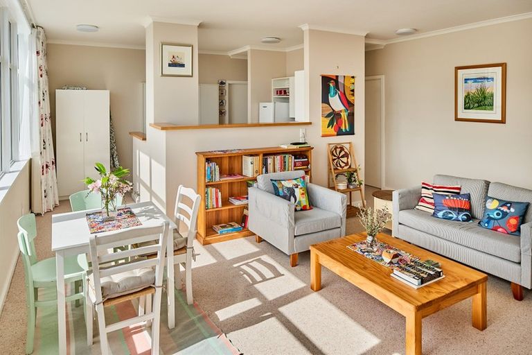 Photo of property in Rona House, 33 Rimu Street, Eastbourne, Lower Hutt, 5013