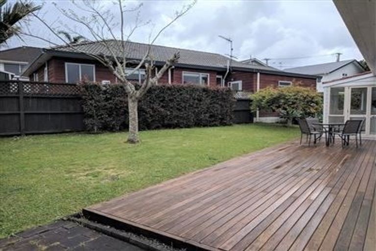 Photo of property in 2/2 East Coast Road, Milford, Auckland, 0620