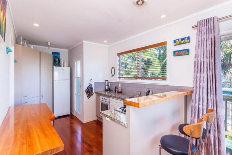 Photo of property in 41 Sunvue Road, Glen Eden, Auckland, 0602