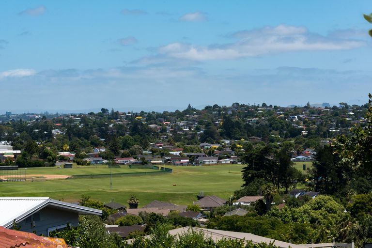 Photo of property in 14 Gwenand Place, Botany Downs, Auckland, 2010