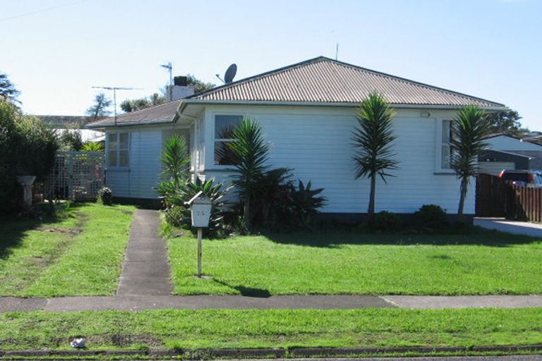 Photo of property in 70 Edgewater Drive, Pakuranga, Auckland, 2010