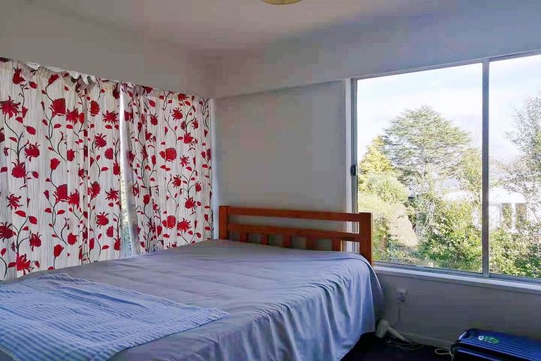 Photo of property in 31 Valley View Road, Glenfield, Auckland, 0629