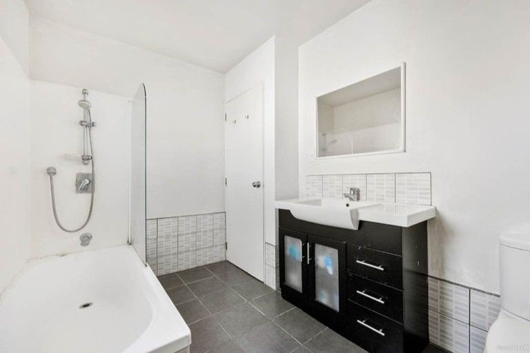 Photo of property in Emery Gardens, 4/4 Ambrico Place, New Lynn, Auckland, 0600