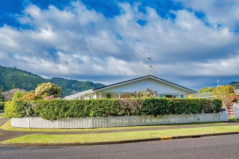 Photo of property in 90 Rimu Street, Waikanae, 5036