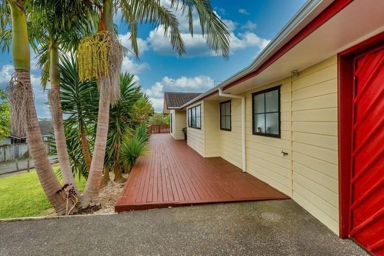 Photo of property in 11 Raphael Place, West Harbour, Auckland, 0618