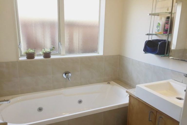 Photo of property in 16 Monash Place, Flat Bush, Auckland, 2016