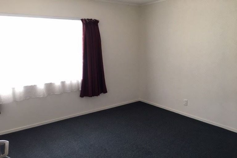 Photo of property in 5 Talavera Place, Te Atatu South, Auckland, 0602