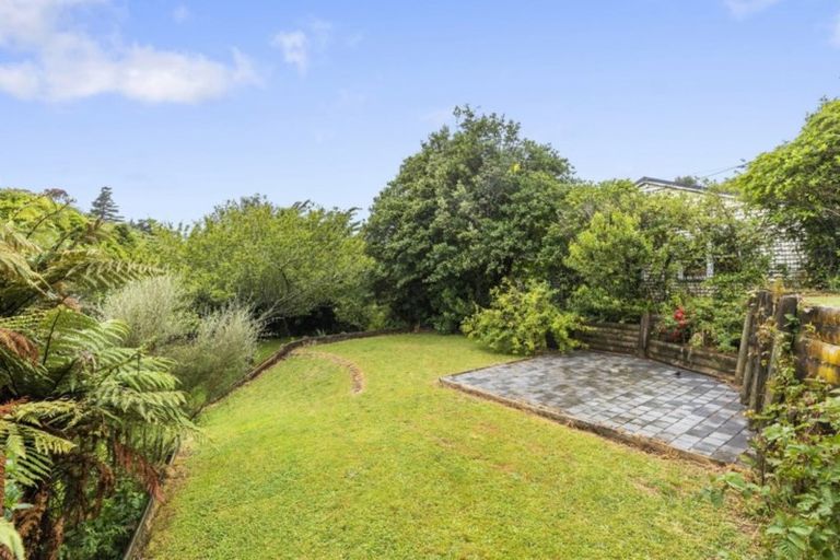 Photo of property in 140 Miromiro Road, Normandale, Lower Hutt, 5010