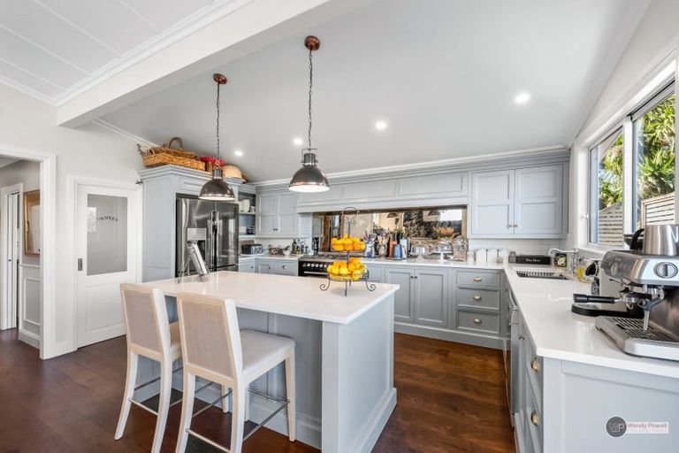 Photo of property in 10 Chestnut Grove, Maungaraki, Lower Hutt, 5010