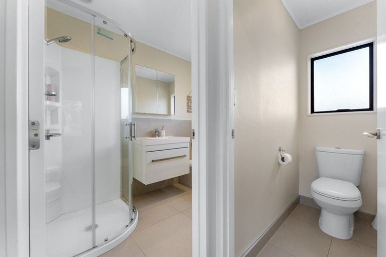 Photo of property in 2/13 Heather Place, Sunnynook, Auckland, 0620