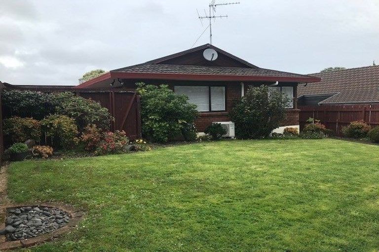 Photo of property in 2/98 Mirrabooka Avenue, Botany Downs, Auckland, 2010