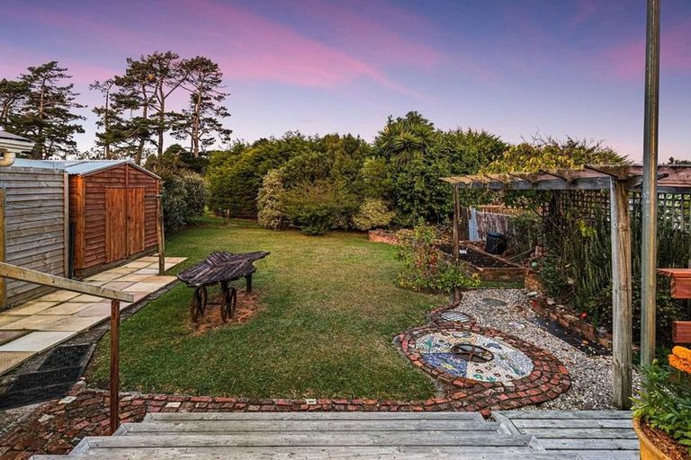 Photo of property in 16 Tiki Street, New Lynn, Auckland, 0600