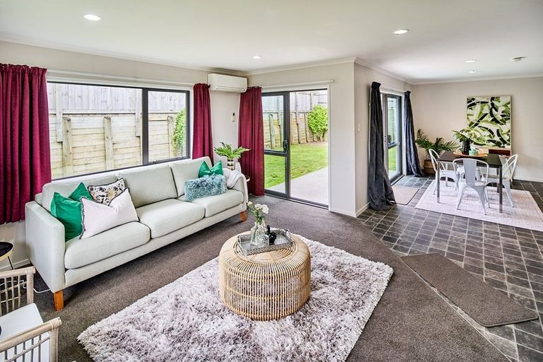 Photo of property in 70 Sunstone Crescent, Timberlea, Upper Hutt, 5018