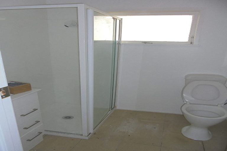 Photo of property in 1/24 Sovereign Place, Glenfield, Auckland, 0629