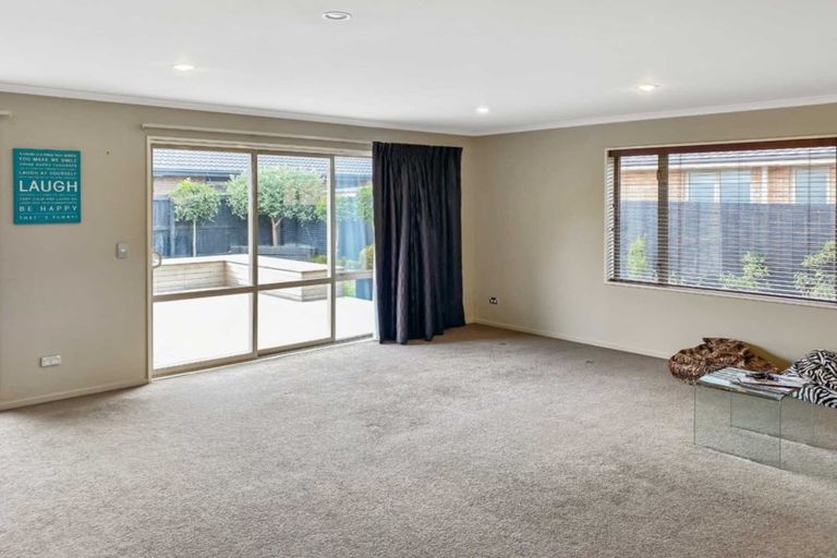 Photo of property in 6 Papaumu Green, Parklands, Christchurch, 8083