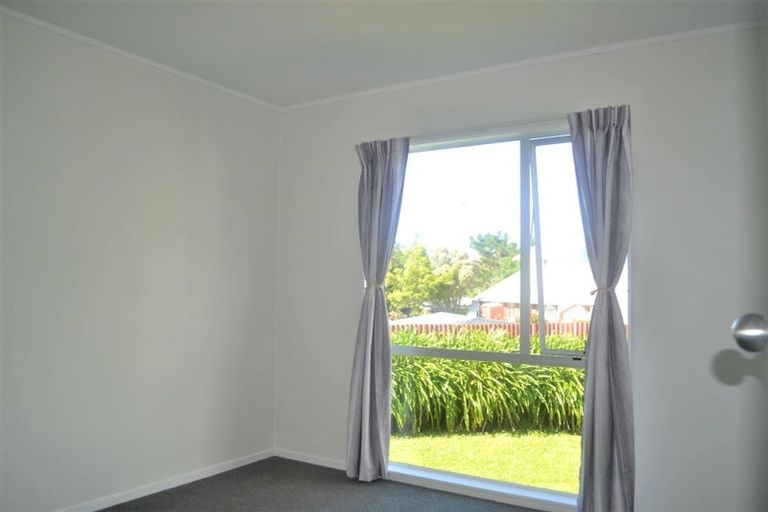 Photo of property in 21 Kingsbridge Place, Newlands, Wellington, 6037