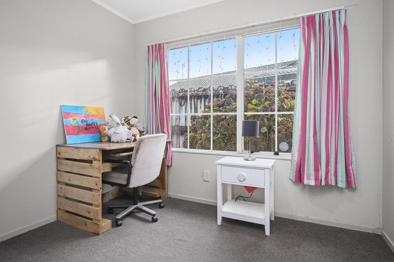 Photo of property in 52 Riverton Drive, Randwick Park, Auckland, 2105