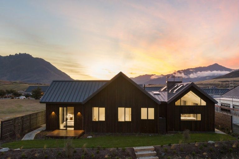 Photo of property in 28 Cunninghams Drive, Jacks Point, Queenstown, 9371