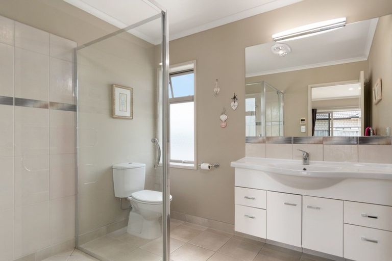 Photo of property in 16 Glenmonarch Place, Pyes Pa, Tauranga, 3112