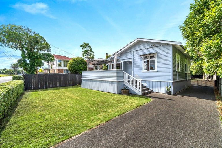 Photo of property in 6 Waterfront Road, Mangere Bridge, Auckland, 2022
