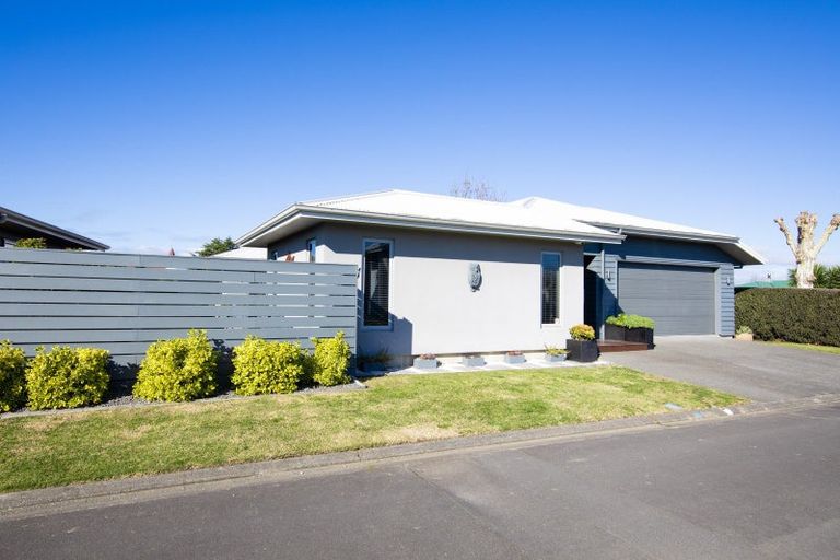 Photo of property in 2 Gregory Grove, Clive, 4102