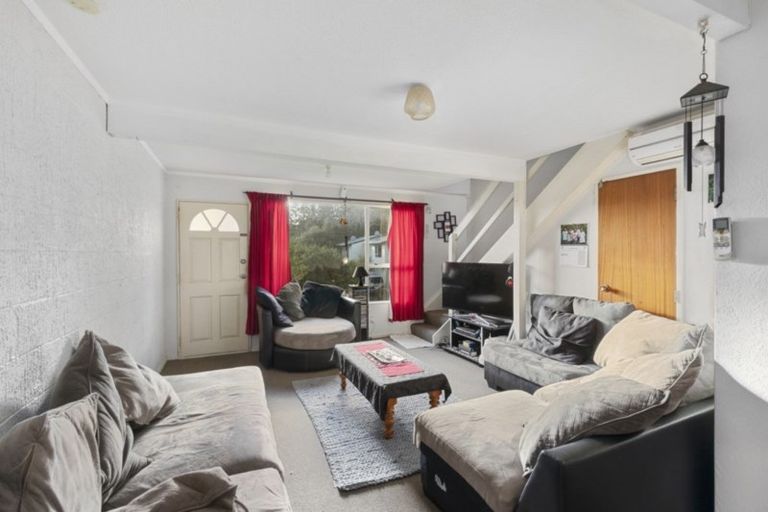 Photo of property in 17 Glen Road, Stokes Valley, Lower Hutt, 5019