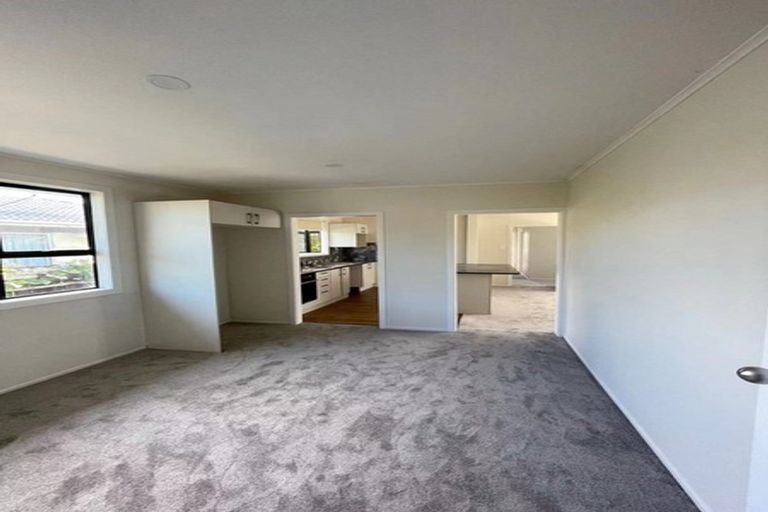 Photo of property in 128 Cobham Crescent, Kelston, Auckland, 0602