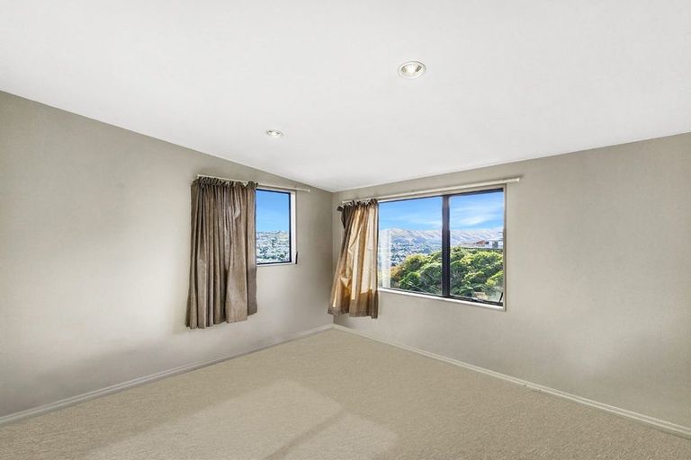 Photo of property in 82a Stewart Drive, Newlands, Wellington, 6037