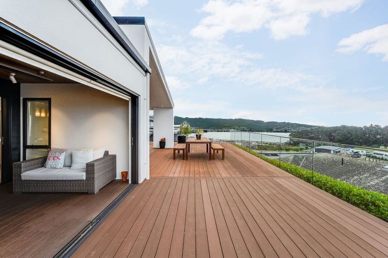 Photo of property in 14 Wangapeka Way, Aotea, Porirua, 5024