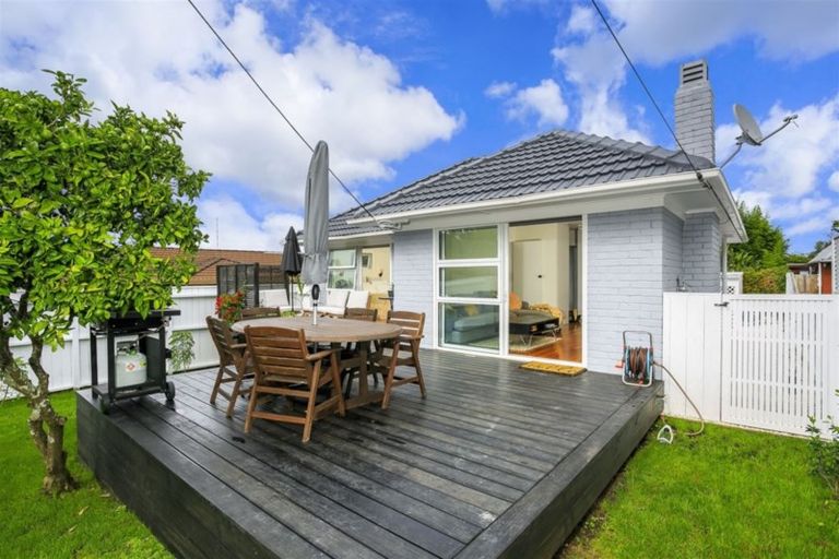 Photo of property in 1/58 Hillcrest Avenue, Hillcrest, Auckland, 0627